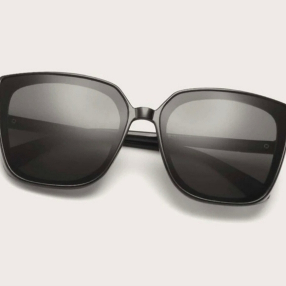 Stylish Cateye Black Sunglasses - Picture 2 of 4